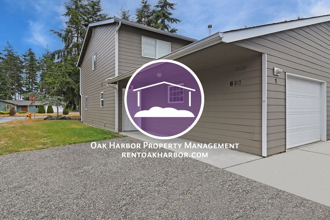 732 NW Paragon Pl in Oak Harbor, WA - Foto de edificio