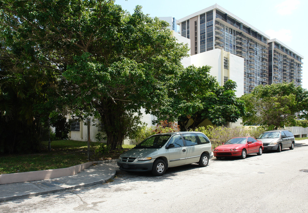 451 NE 35th St in Miami, FL - Foto de edificio