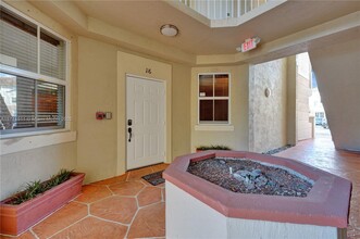 8826 W Flagler St in Miami, FL - Building Photo - Building Photo