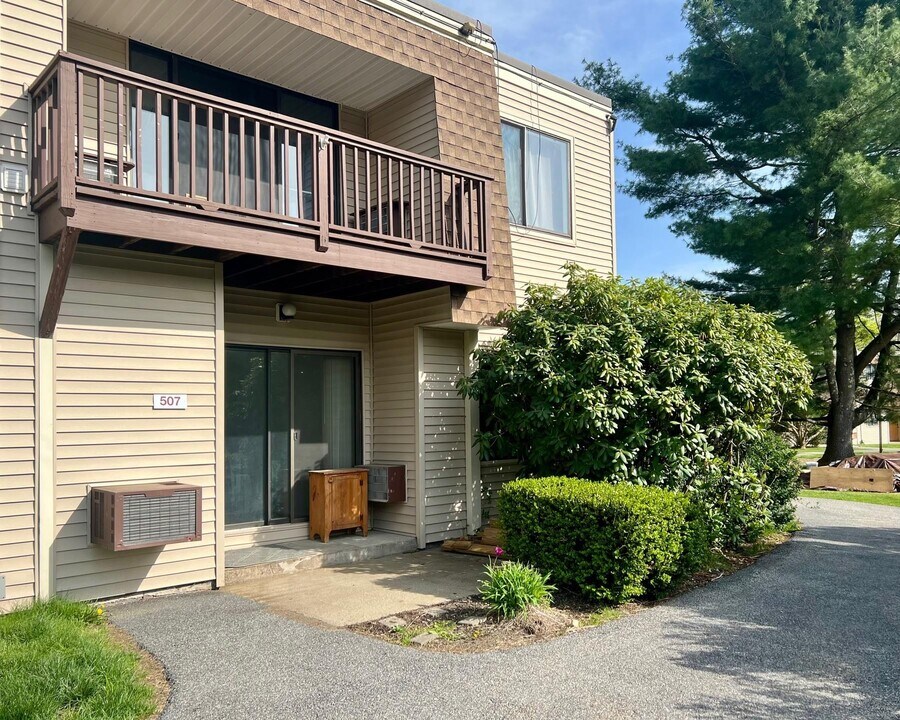 507 Vista on the Lake in Carmel, NY - Building Photo