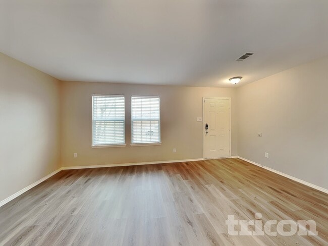 2668 Clarks Mill Ln in Fort Worth, TX - Foto de edificio - Building Photo