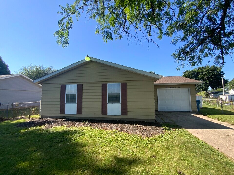 206 W 14th St in Georgetown, IL - Building Photo