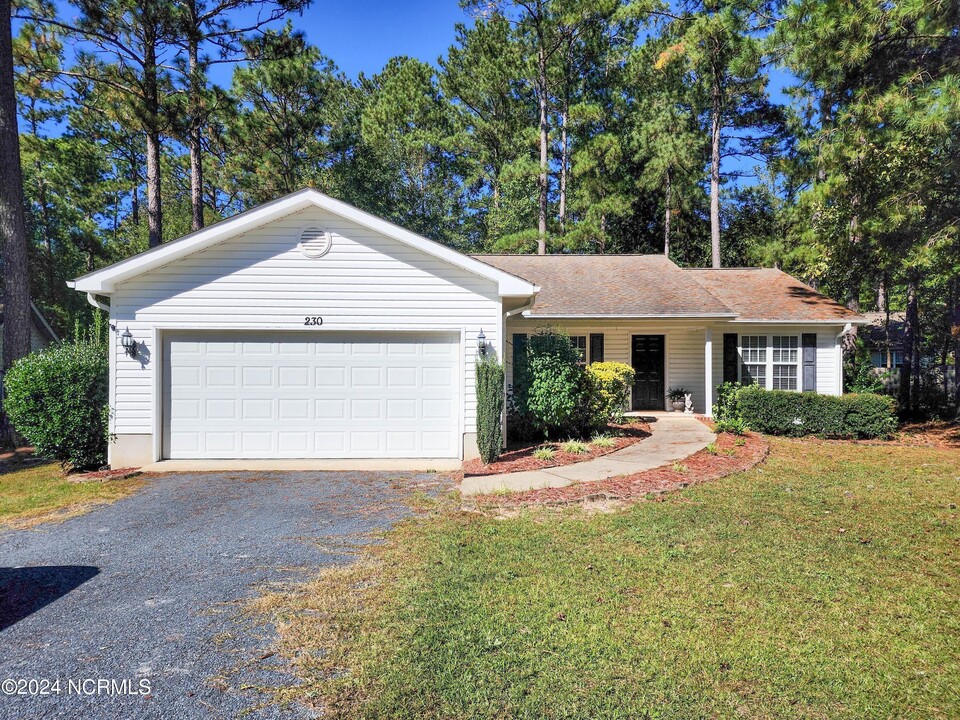 230 Sandhills Cir in Pinehurst, NC - Foto de edificio