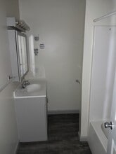 100 Broadway St, Unit 100 1/2 Broadway in Shelby, OH - Foto de edificio - Building Photo
