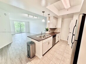 2000 N Bayshore Dr in Miami, FL - Building Photo - Building Photo