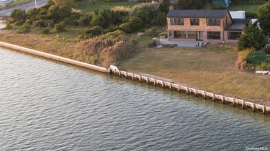 42 Barracuda Rd in East Quogue, NY - Foto de edificio - Building Photo