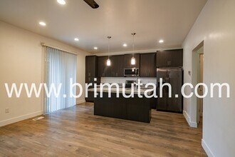 9196 S Holiday Bowl Ct in Sandy, UT - Foto de edificio - Building Photo