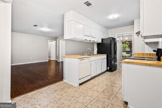 5846 Bobbin Ln in Lithonia, GA - Building Photo - Building Photo
