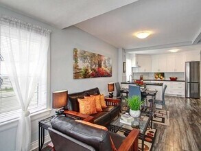 21 Maple St in Oshawa, ON - Building Photo - Building Photo