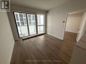 4130 Parkside Village Dr in Mississauga, ON - Building Photo - Building Photo