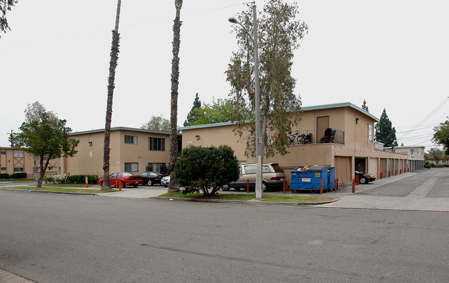 2071 S Mountain View Ave in Anaheim, CA - Foto de edificio - Building Photo