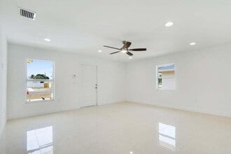 121 Swain Blvd in Greenacres, FL - Building Photo - Building Photo