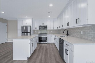 110 School St in Glen Cove, NY - Building Photo - Building Photo