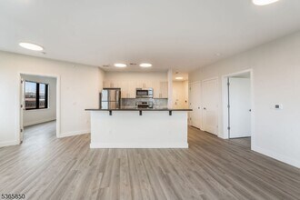 72 S Essex Ave in Orange, NJ - Foto de edificio - Building Photo