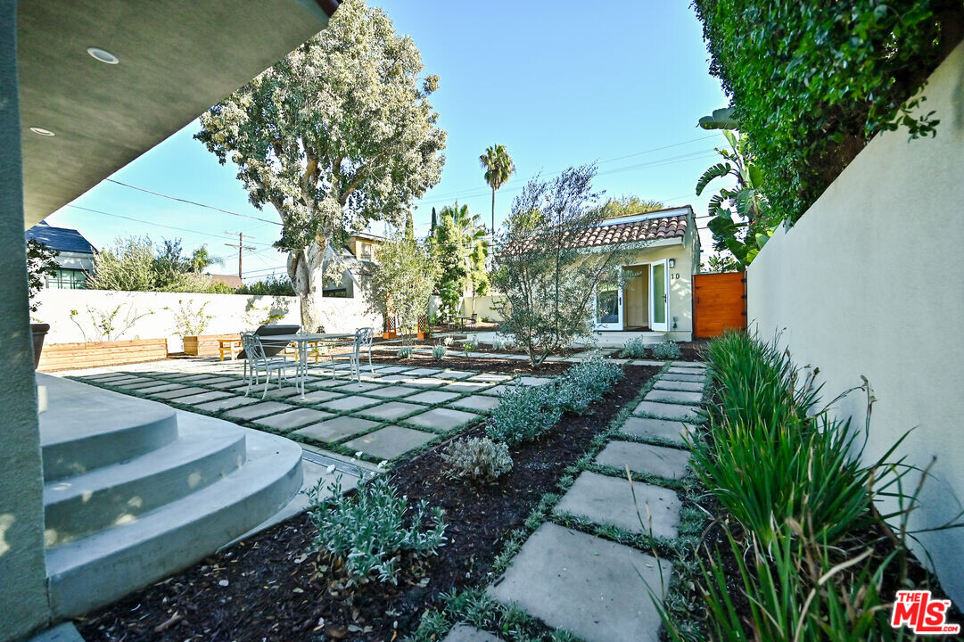 110 N Martel Ave in Los Angeles, CA - Building Photo