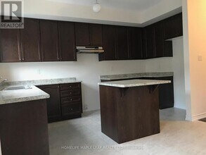 94 Aspen Hills Rd in Brampton, ON - Building Photo - Building Photo