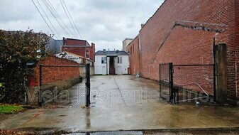 1612 W Market St in Louisville, KY - Building Photo