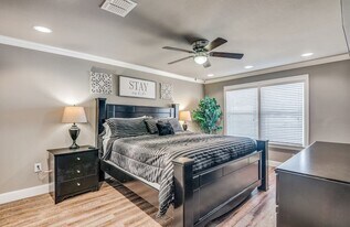 730 S Mesquite Ave in New Braunfels, TX - Building Photo