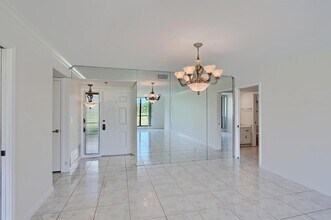 5390 Woodland Lakes Dr, Unit 1020 in Palm Beach Gardens, FL - Foto de edificio - Building Photo