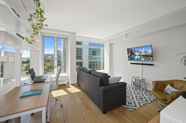 1101 3rd St SW in Washington, DC - Foto de edificio - Building Photo