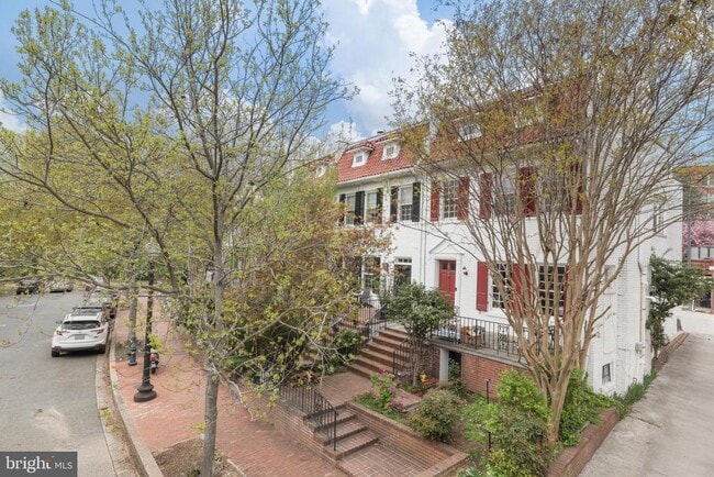 property at 2015 Allen Pl NW