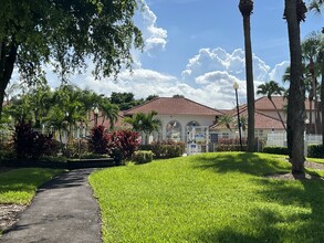 Monaco Isles in West Palm Beach, FL - Foto de edificio - Building Photo