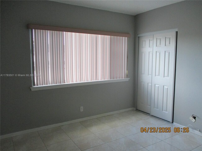 4996 SW 31st Ter in Fort Lauderdale, FL - Building Photo - Building Photo