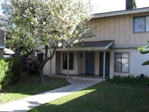 16572 Lorelei Ln in Tustin, CA - Building Photo - Building Photo