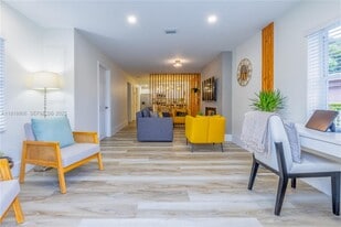 1762 NW 15th St in Miami, FL - Building Photo