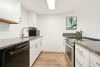 645 Manhattan Plz, Unit 203 in Boulder, CO - Building Photo - Building Photo