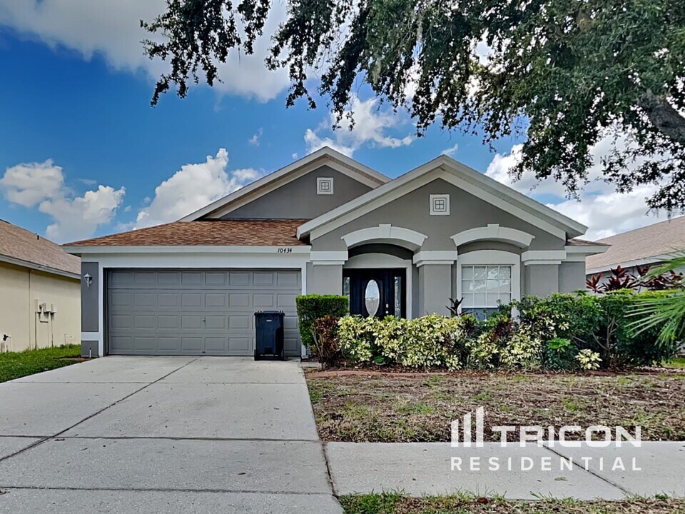 10434 Soaring Eagle Dr in Riverview, FL - Foto de edificio