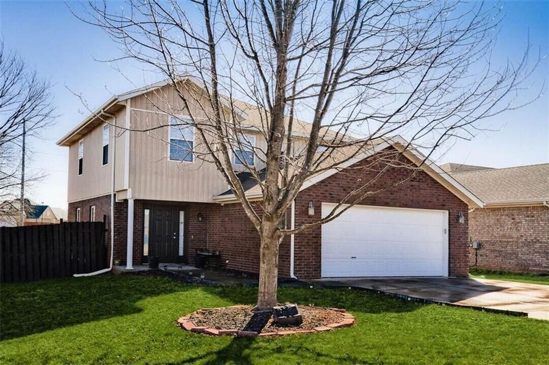 3705 SW Hansom Loop in Bentonville, AR - Foto de edificio