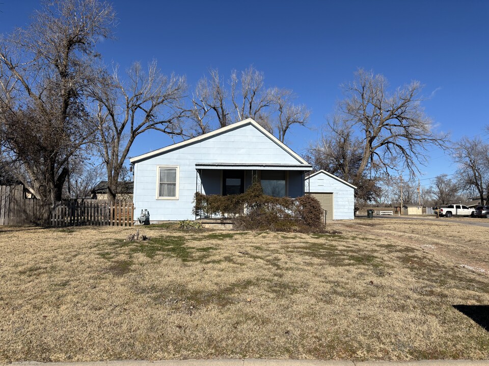 328 E Ave A in South Hutchinson, KS - Building Photo