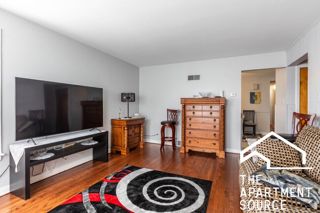 9056 Lamon Ave, Unit 2S in Skokie, IL - Building Photo - Building Photo