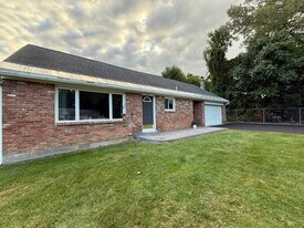 26 Patricia Ln, Unit B in Albany, NY - Building Photo