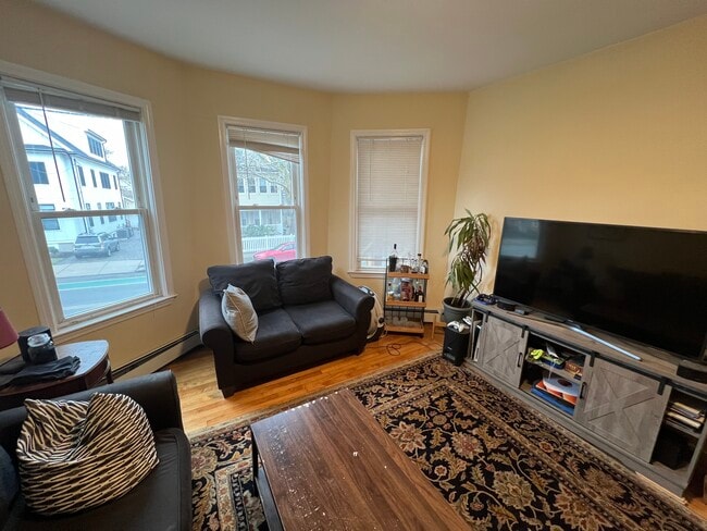 29 Cameron Ave, Unit 1 in Somerville, MA - Foto de edificio - Building Photo