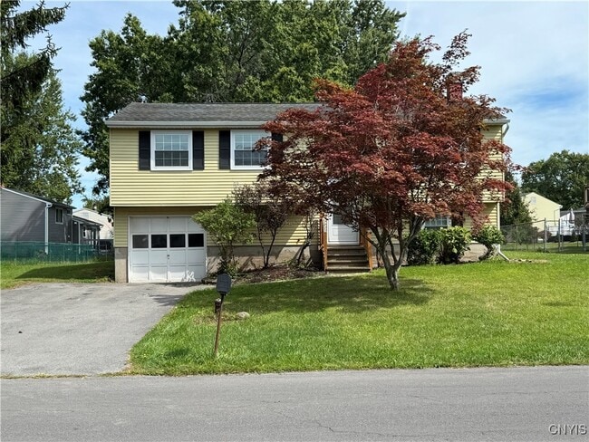 8265 Warbler Way in Liverpool, NY - Building Photo - Building Photo