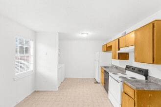 Piedmont Terrace in Birmingham, AL - Building Photo - Interior Photo