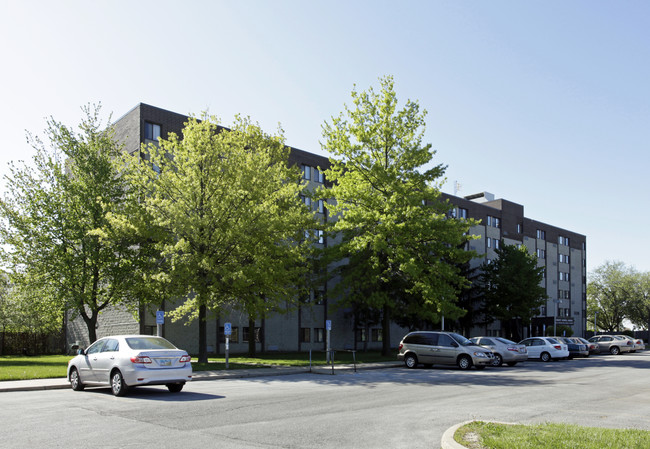 Robert Dorrell Manor in Toledo, OH - Foto de edificio - Building Photo