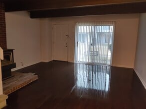 520 Meadow Green Ln in Round Lake Beach, IL - Foto de edificio - Building Photo