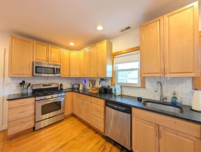 65 Medford St, Unit #2 in Medford, MA - Foto de edificio - Building Photo