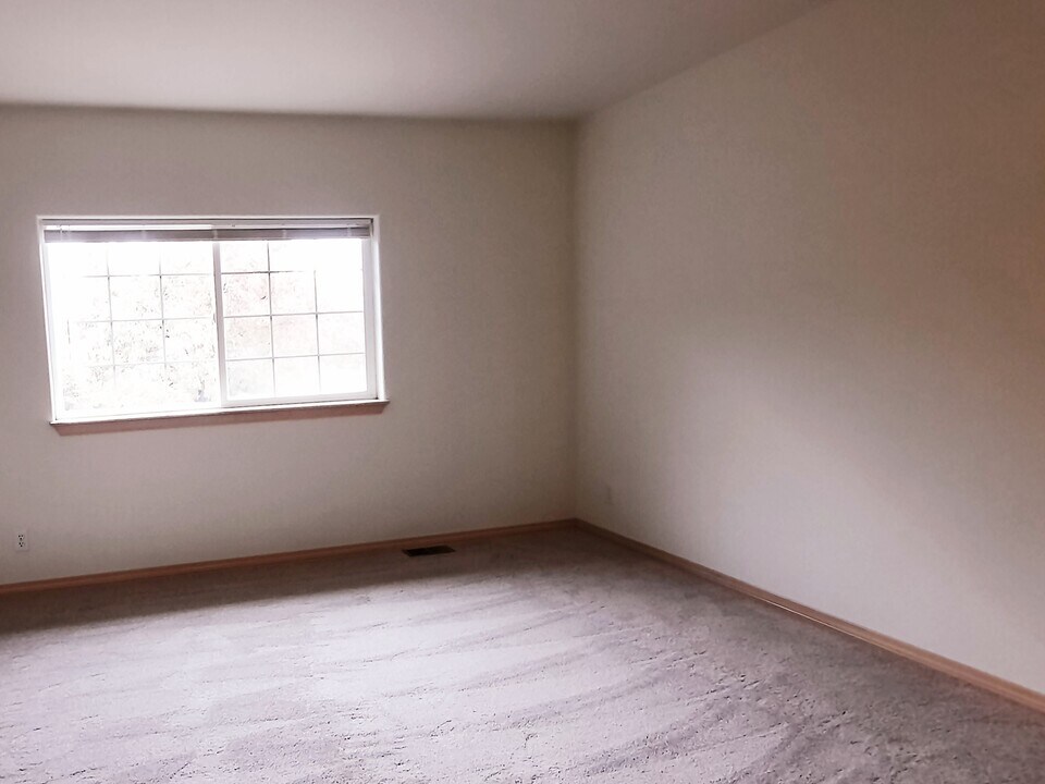 860 SE Sentry Dr in College Place, WA - Building Photo