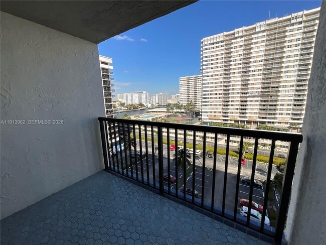 2049 S Ocean Dr in Hallandale Beach, FL - Building Photo - Building Photo