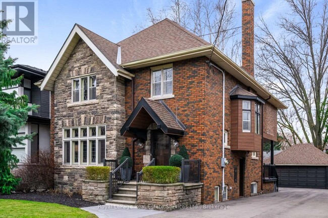 28 Thompson Ave