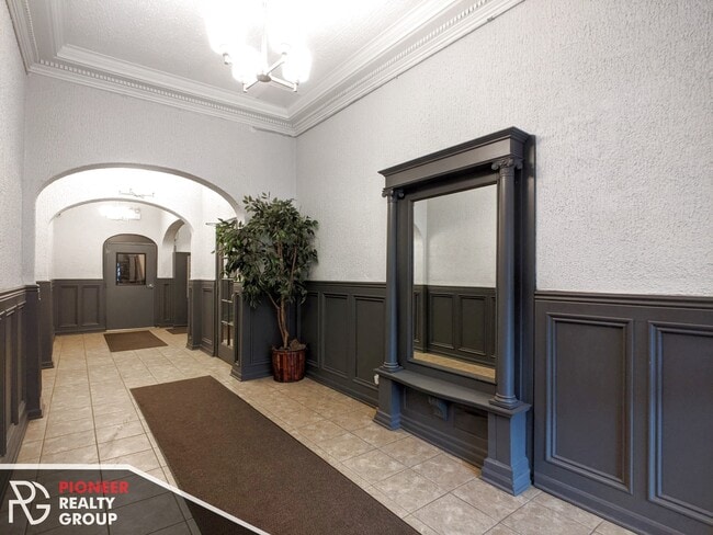 711 W Belmont Ave, Unit 711-410