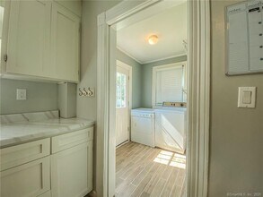 143 Poquonnock Rd in Groton, CT - Building Photo - Building Photo