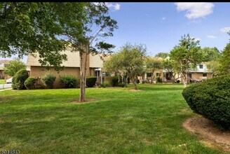 1702 Regents Ct in Hillsborough, NJ - Foto de edificio - Building Photo