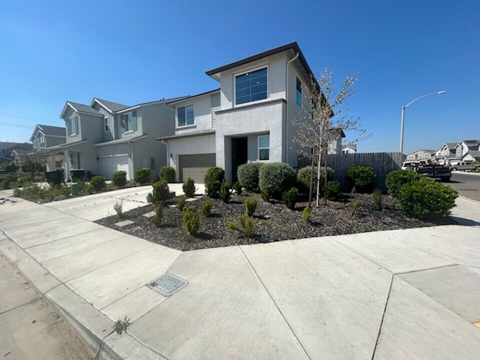 3037 N Sowell St in Visalia, CA - Building Photo