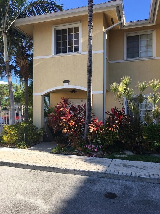 2098 NE 167th St in North Miami Beach, FL - Building Photo