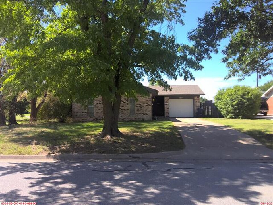 621 W Oxford Ave in Enid, OK - Building Photo